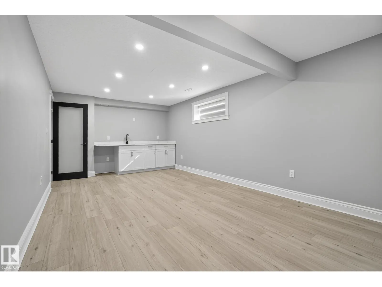 5823 12 AV SW
