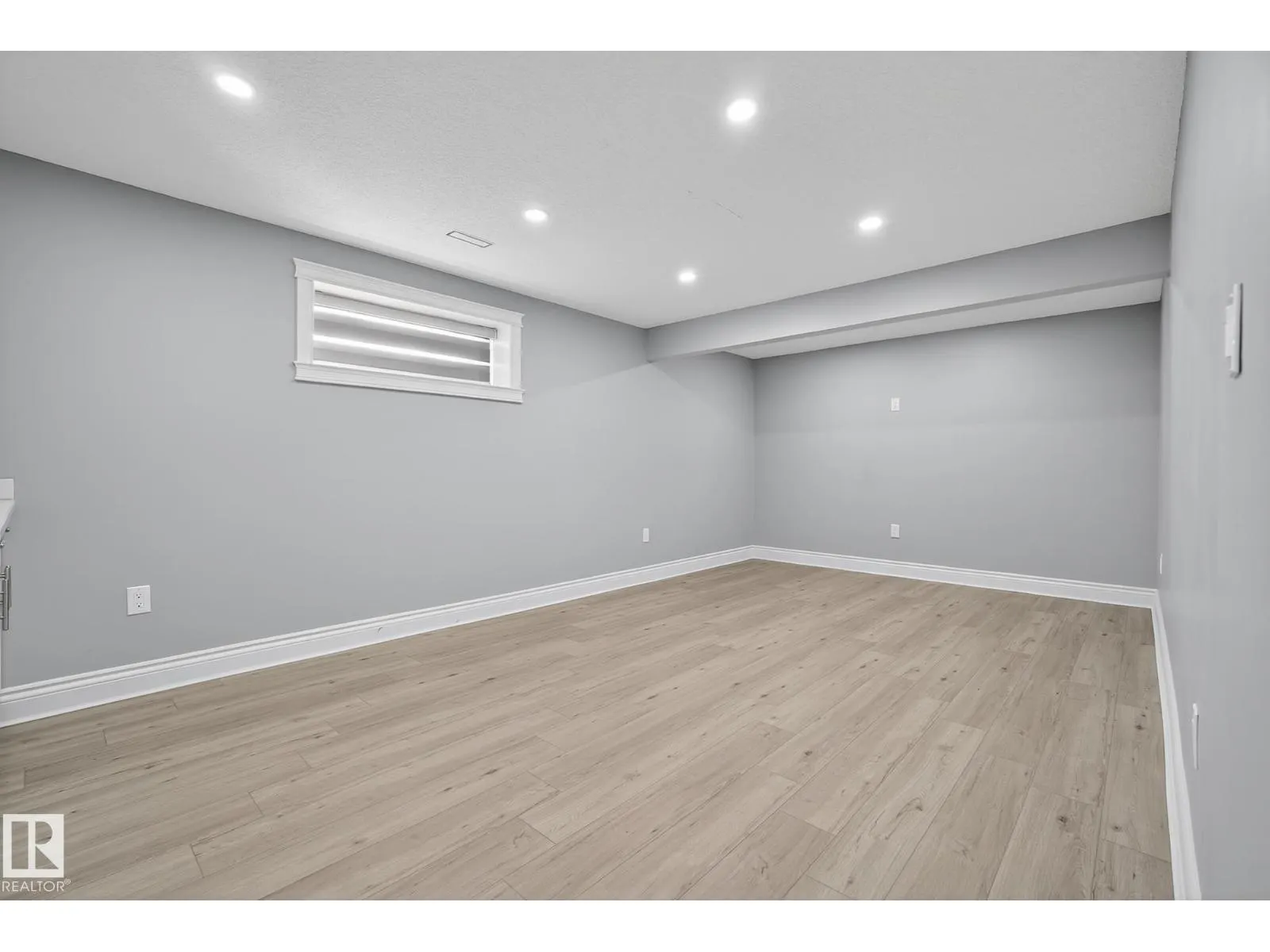 5823 12 AV SW