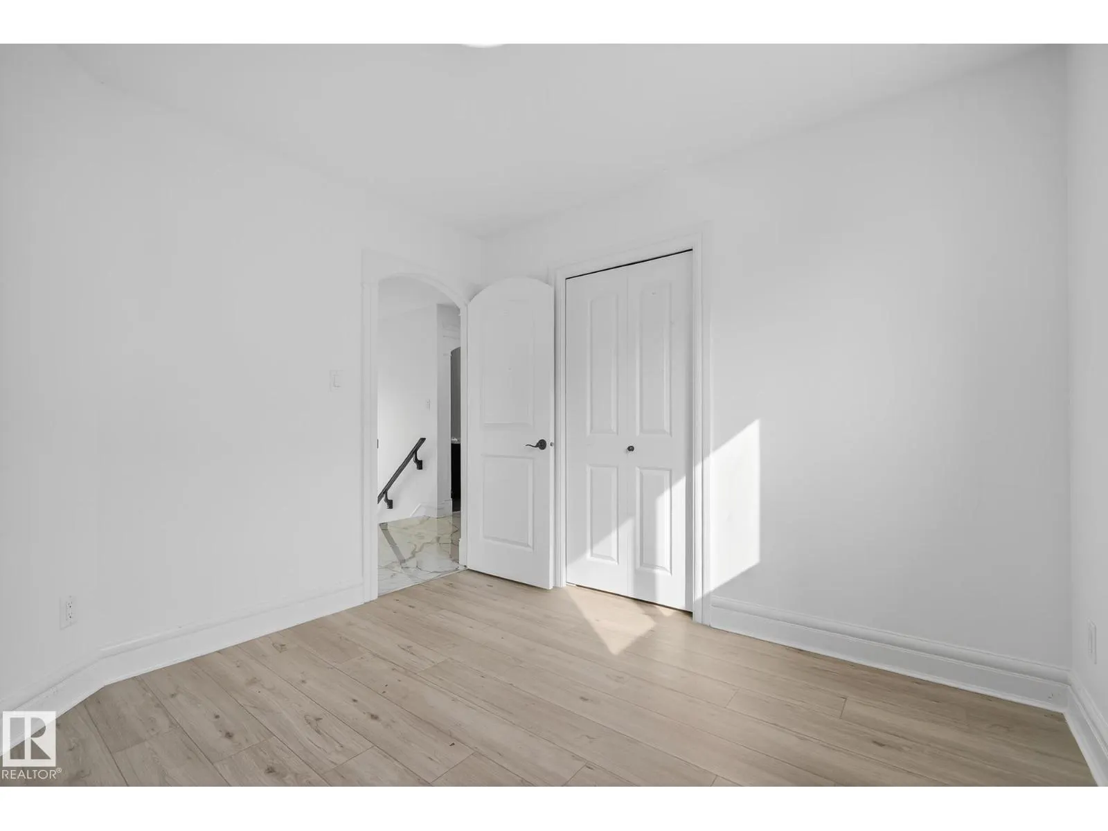5823 12 AV SW