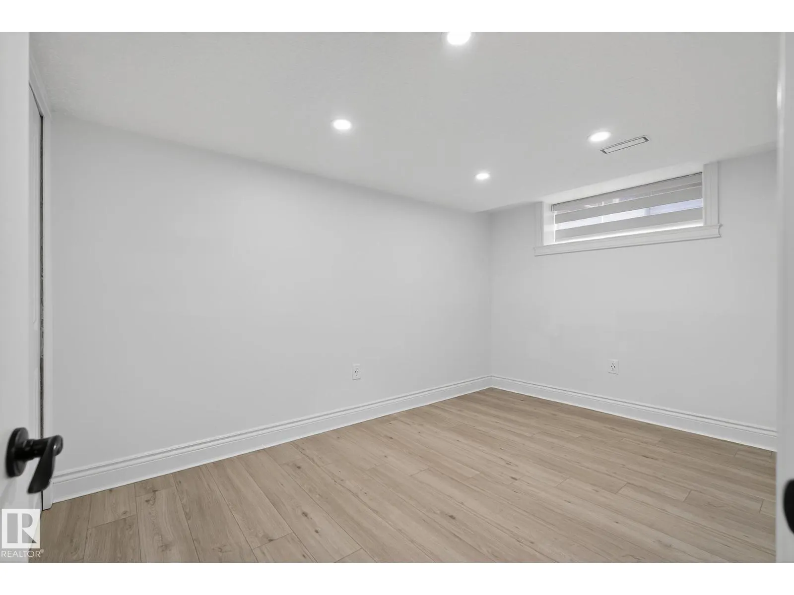 5823 12 AV SW