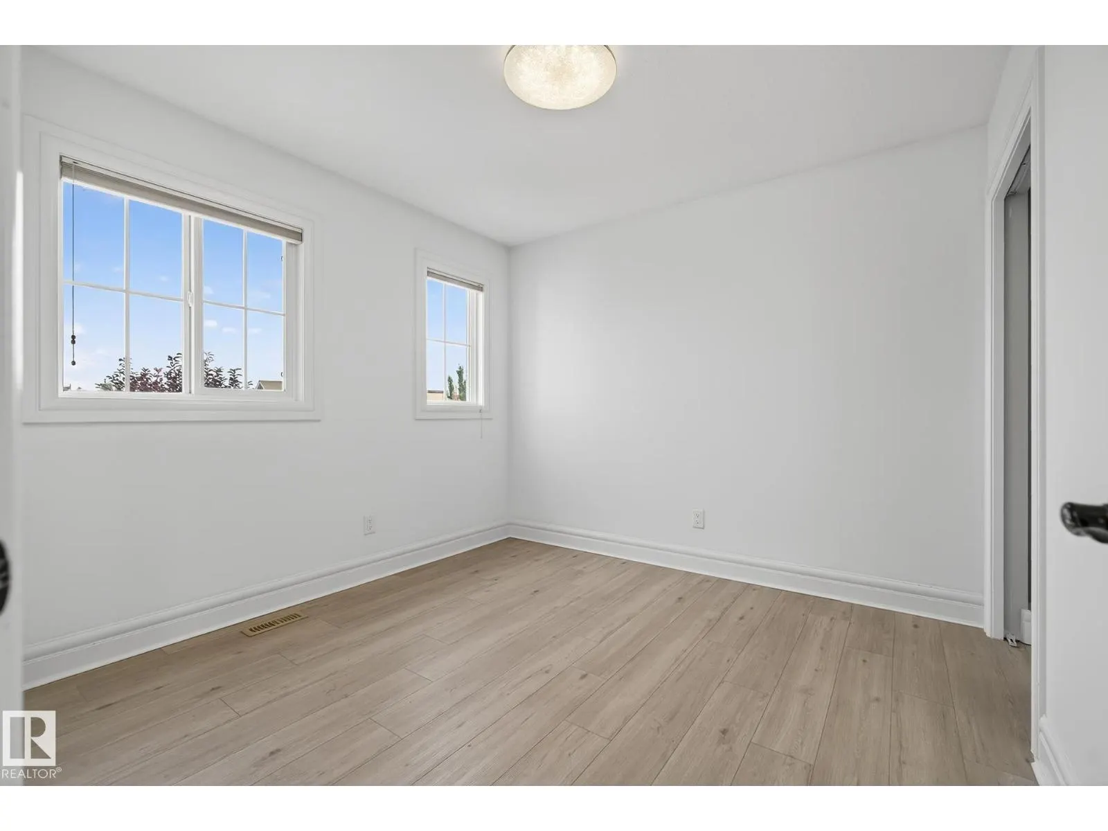 5823 12 AV SW
