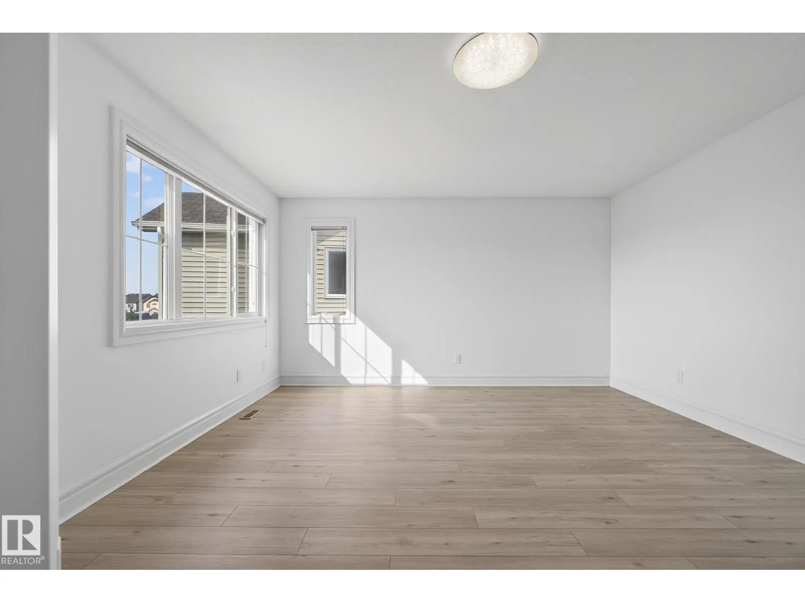 5823 12 AV SW