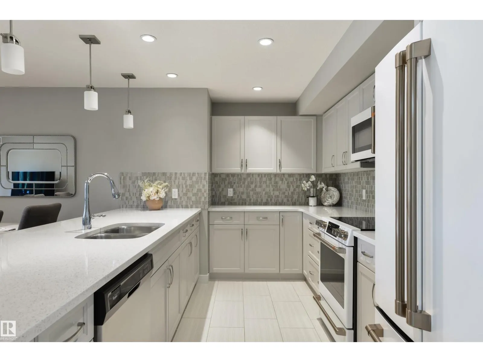 #110 5029 EDGEMONT BV NW