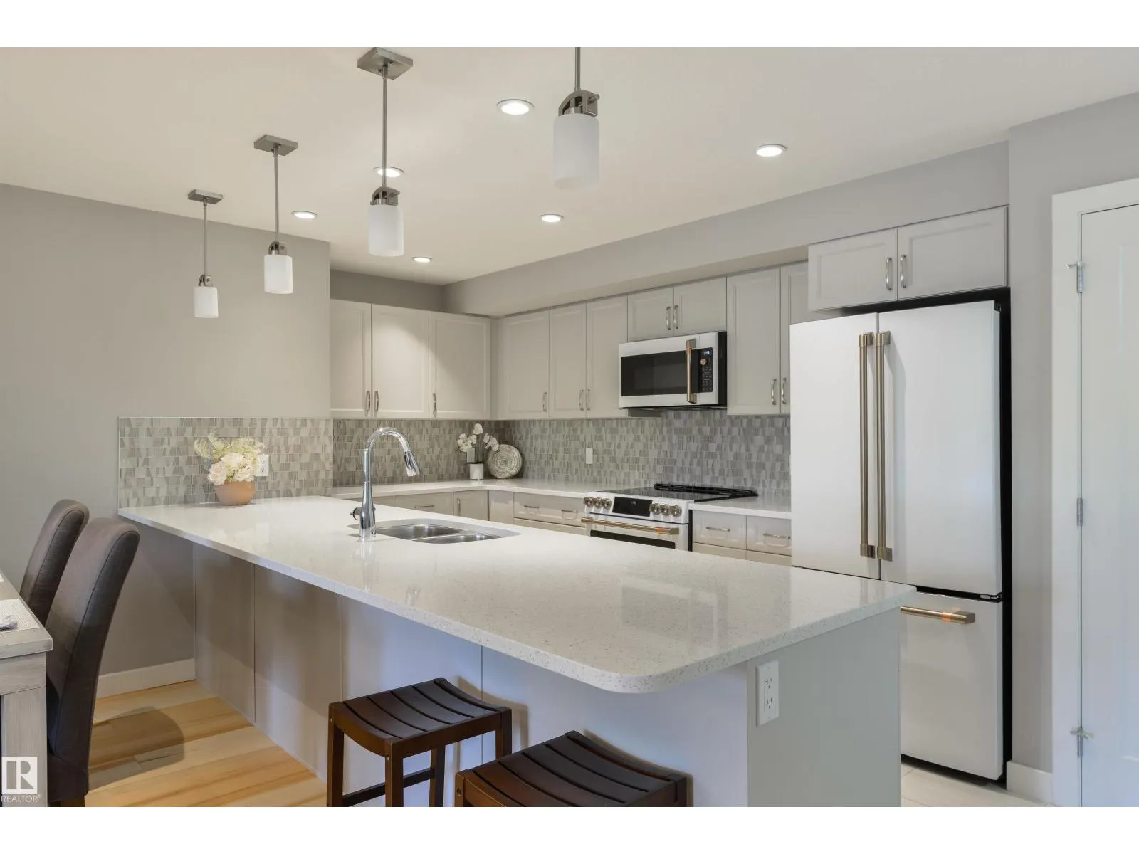 #110 5029 EDGEMONT BV NW