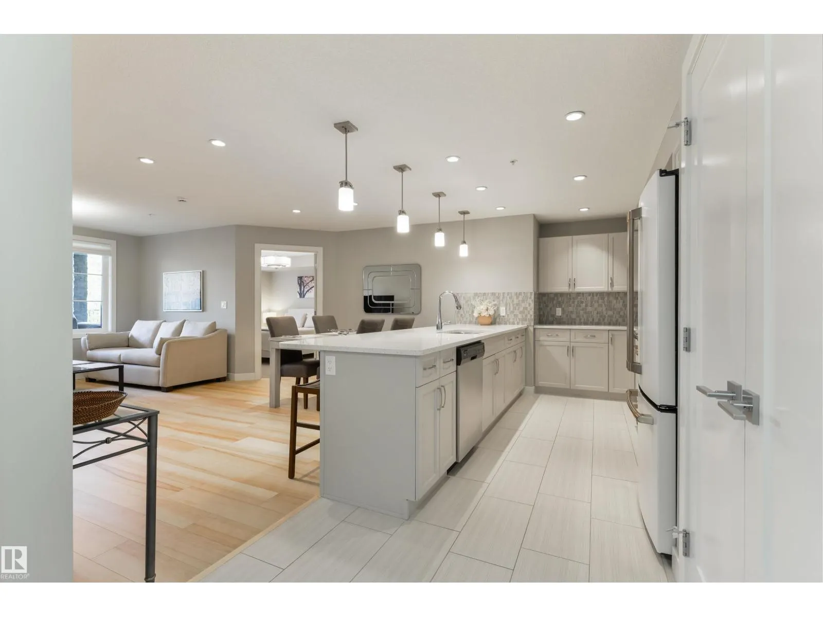 #110 5029 EDGEMONT BV NW