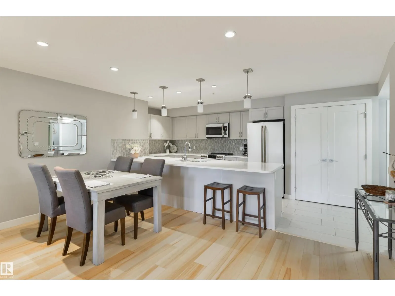 #110 5029 EDGEMONT BV NW
