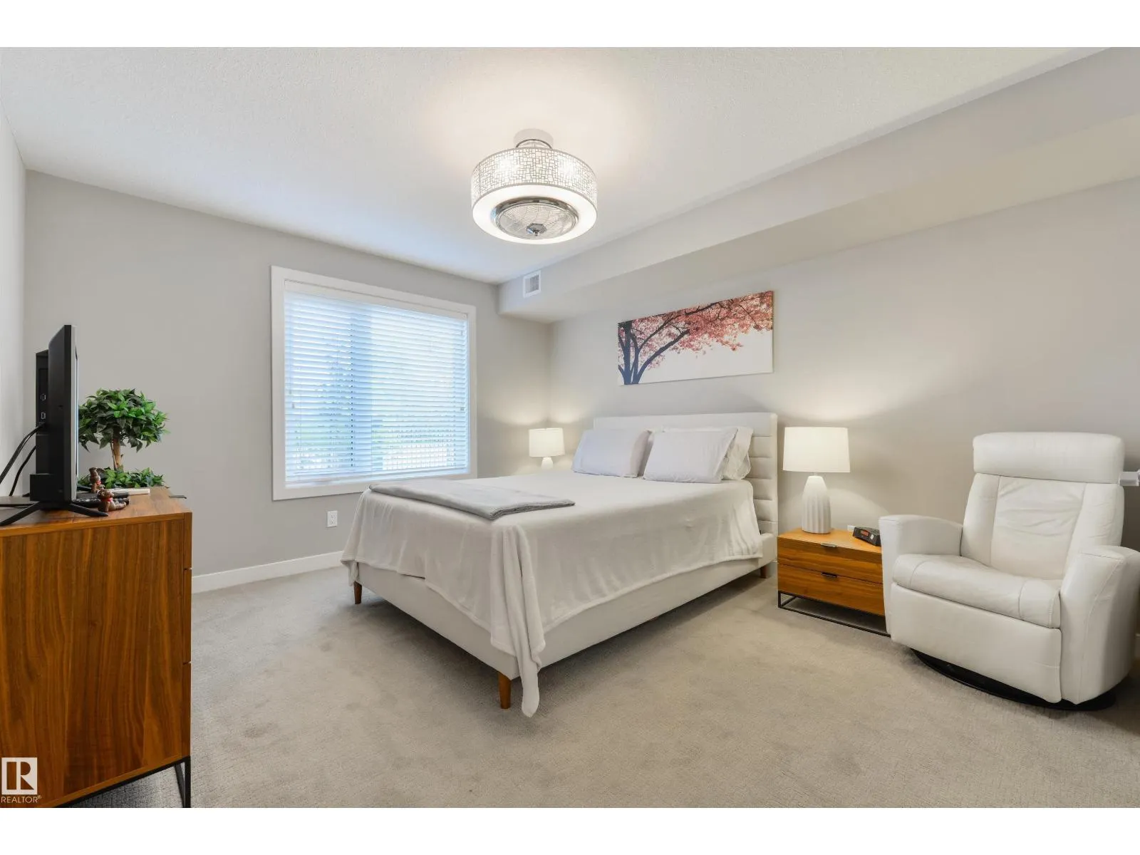 #110 5029 EDGEMONT BV NW