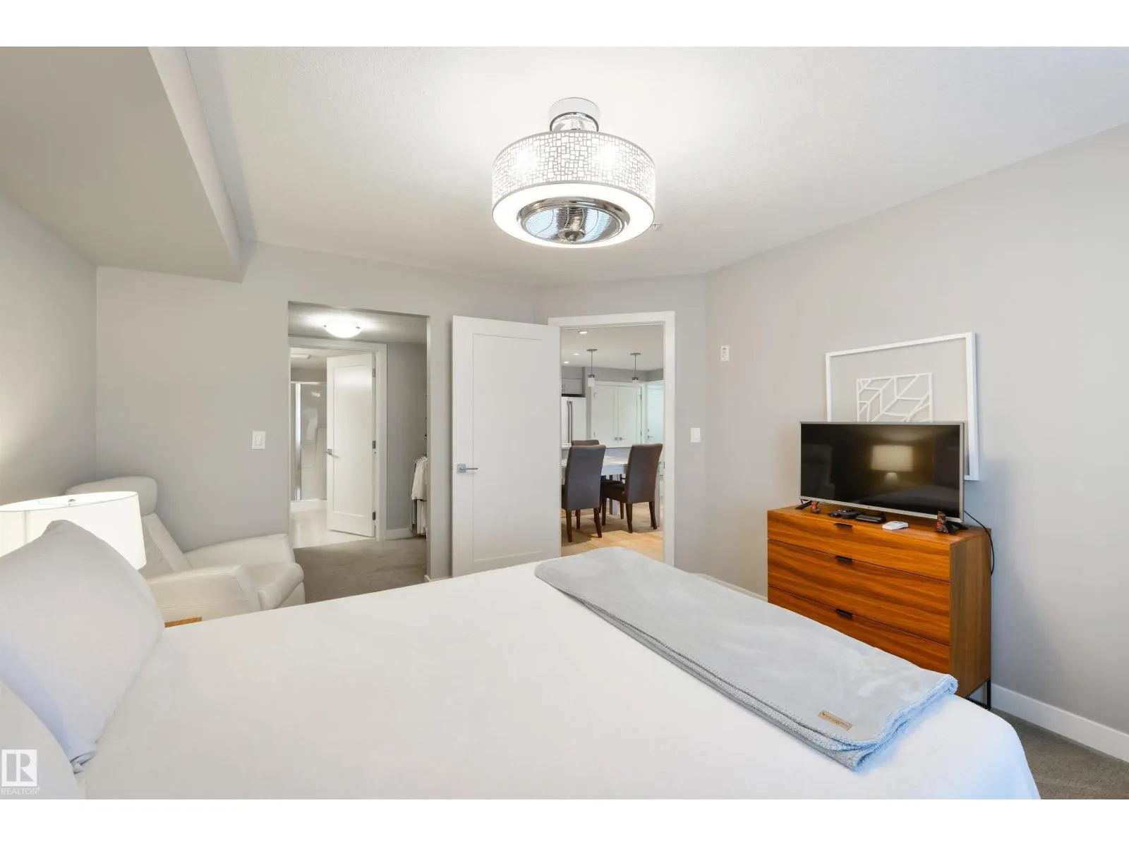 #110 5029 EDGEMONT BV NW