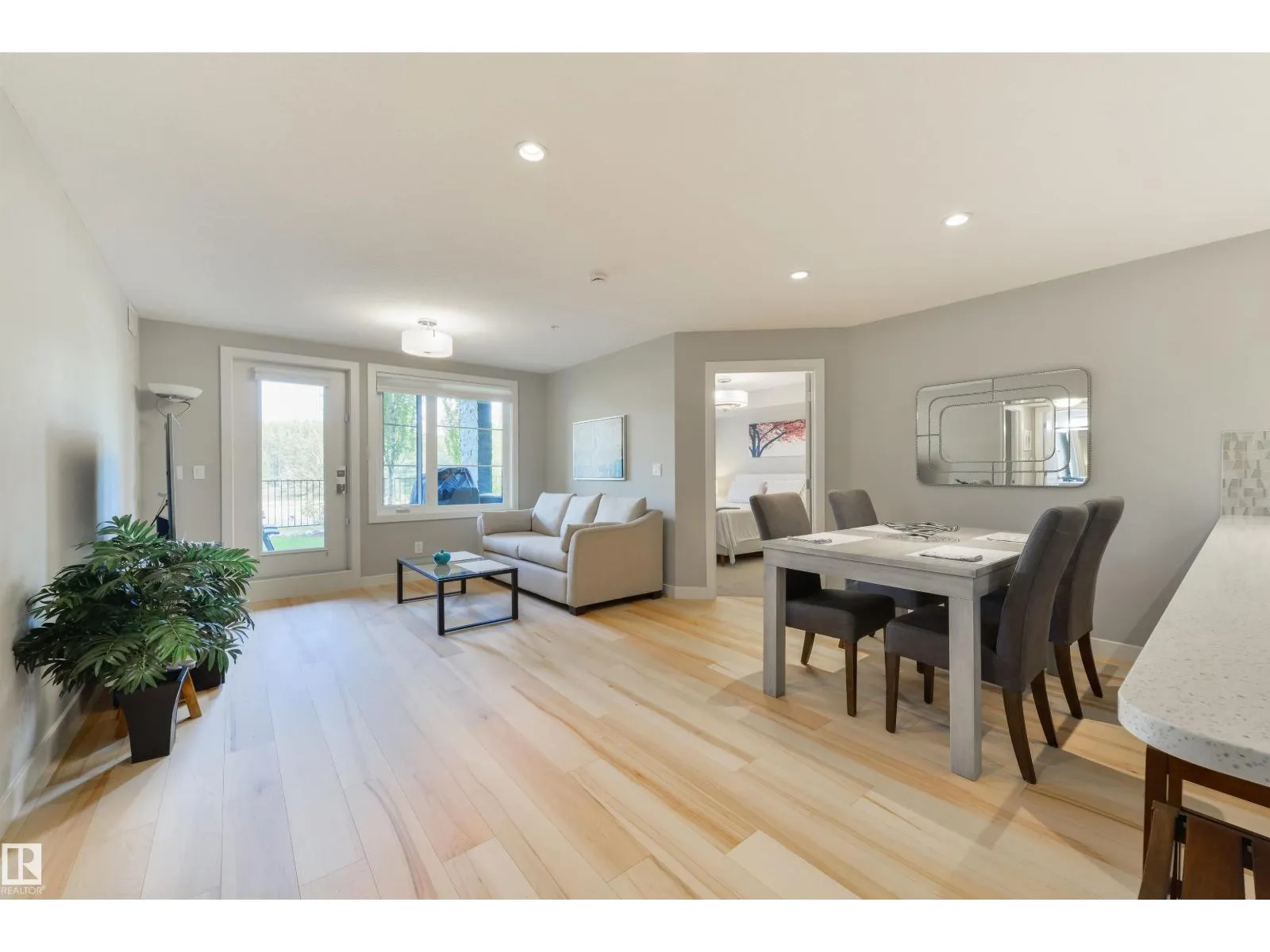 #110 5029 EDGEMONT BV NW