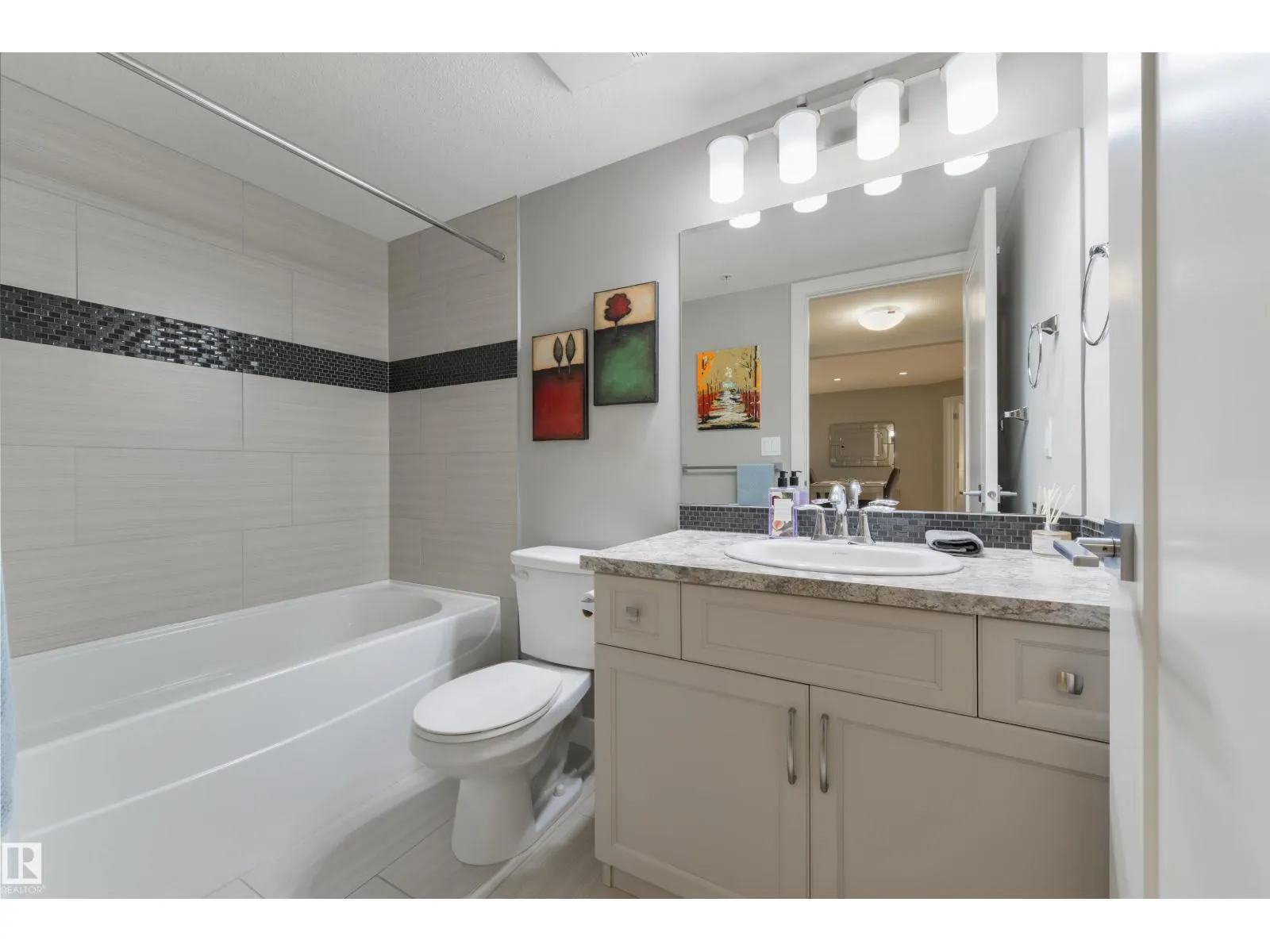 #110 5029 EDGEMONT BV NW