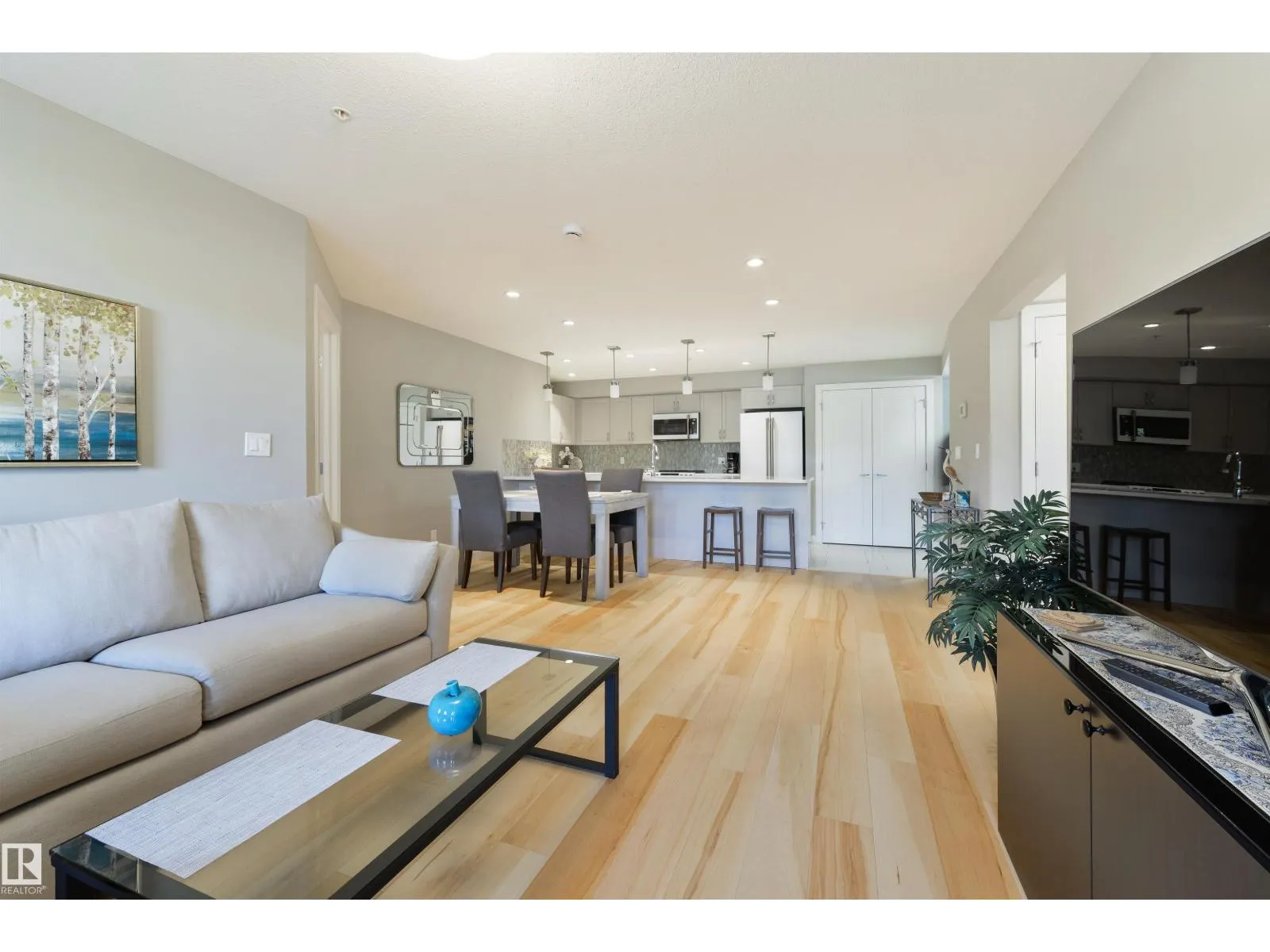 #110 5029 EDGEMONT BV NW