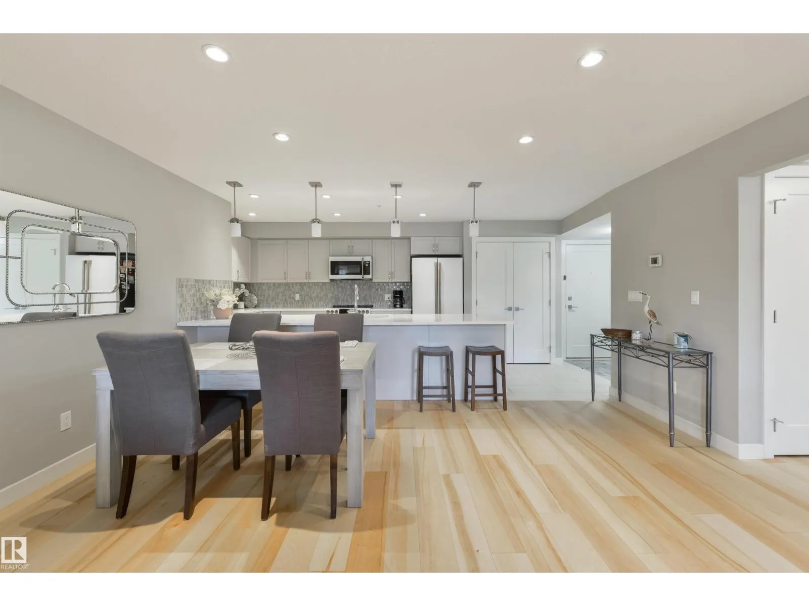 #110 5029 EDGEMONT BV NW