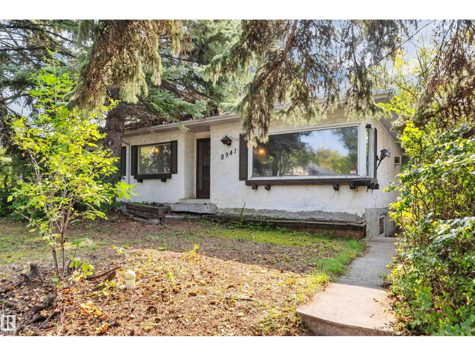 8941 79 AV NW