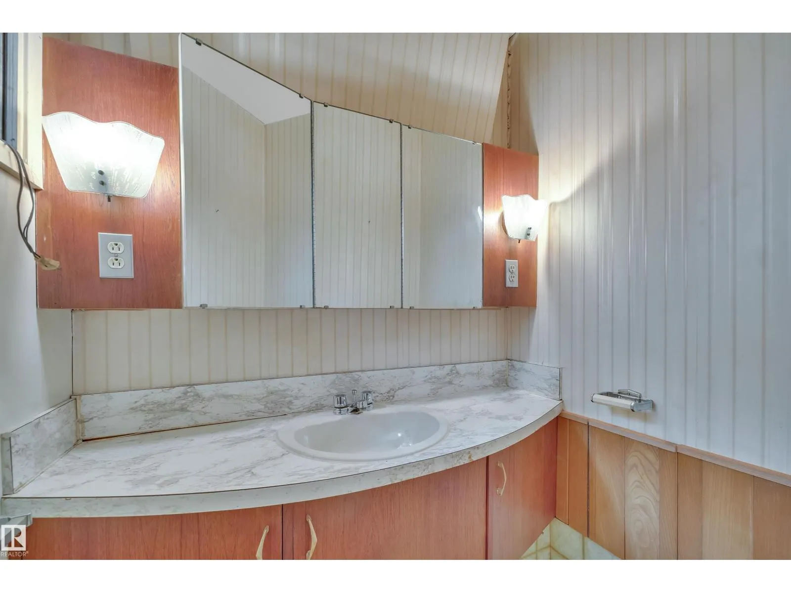 8941 79 AV NW