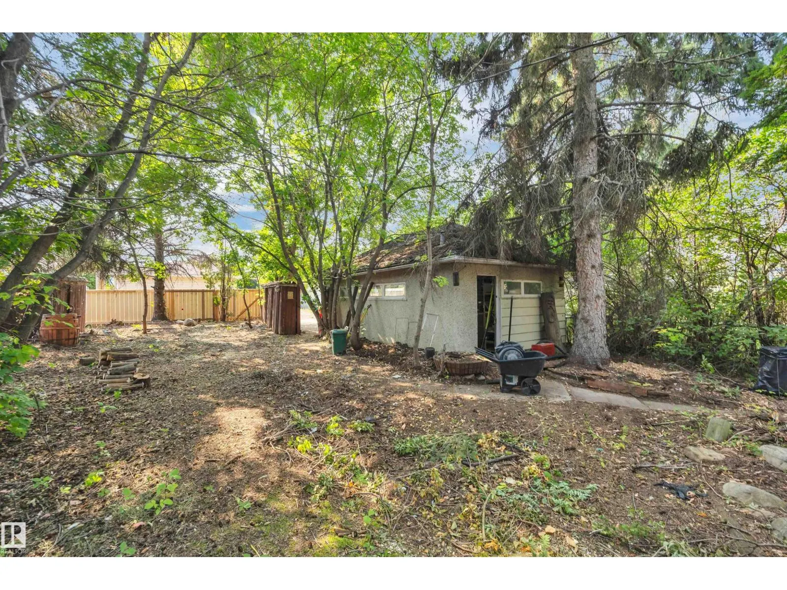 8941 79 AV NW