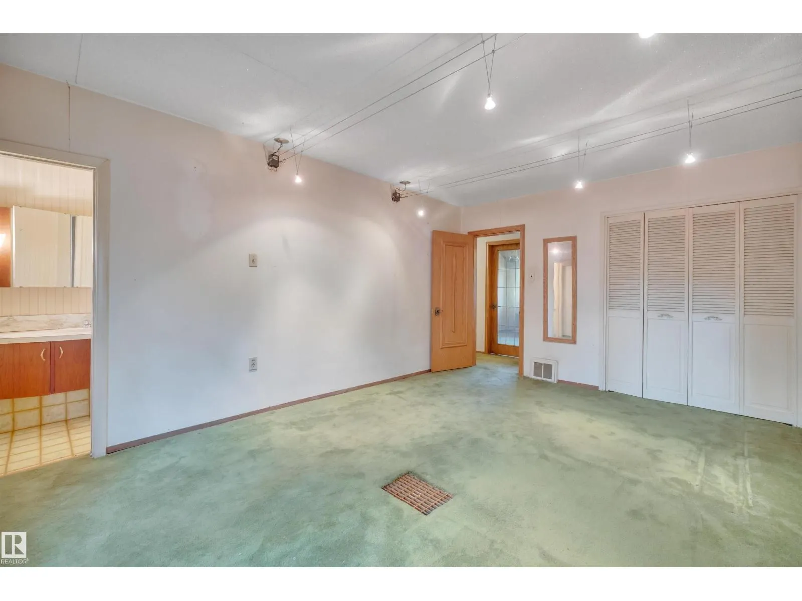 8941 79 AV NW