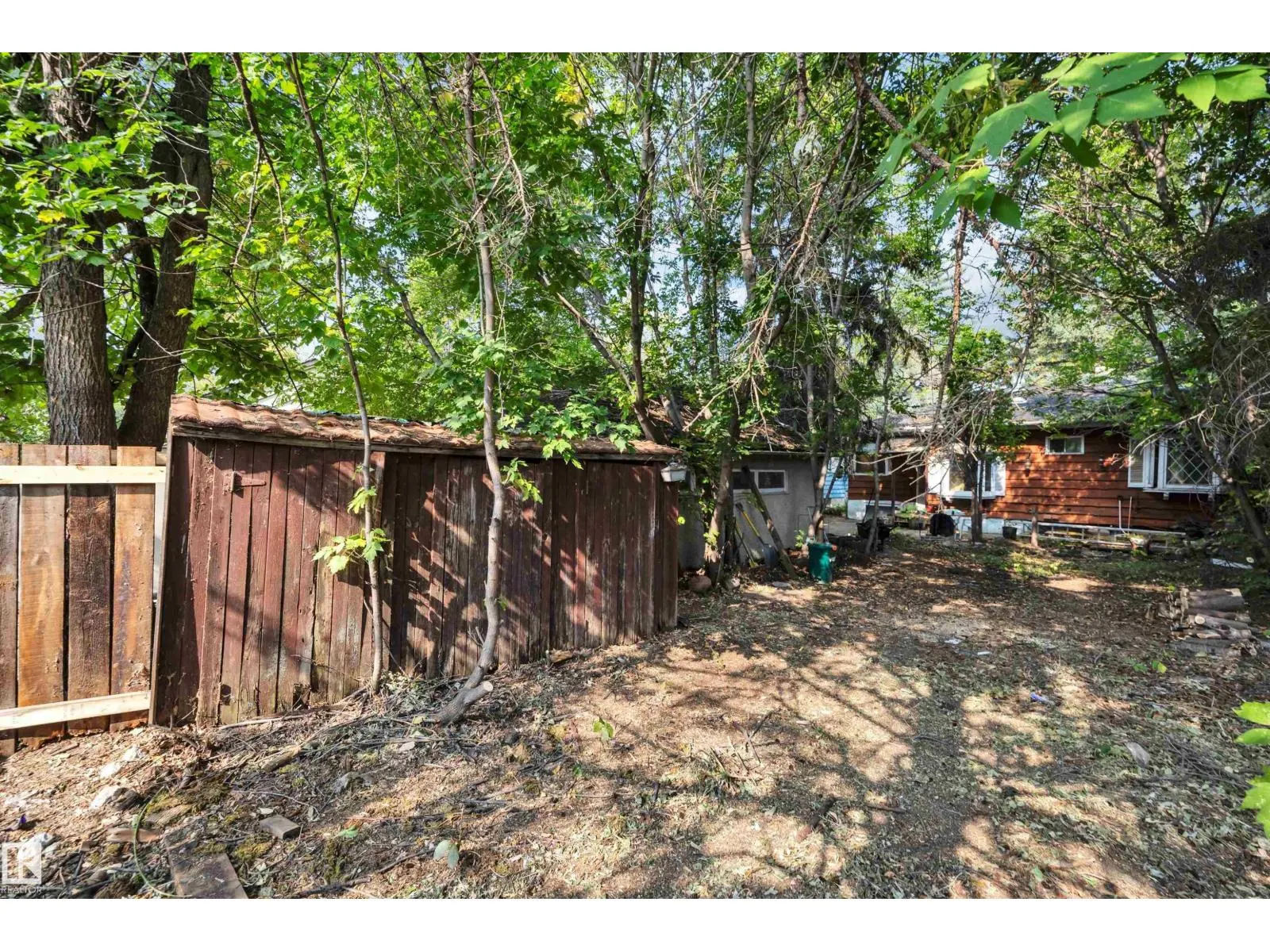 8941 79 AV NW
