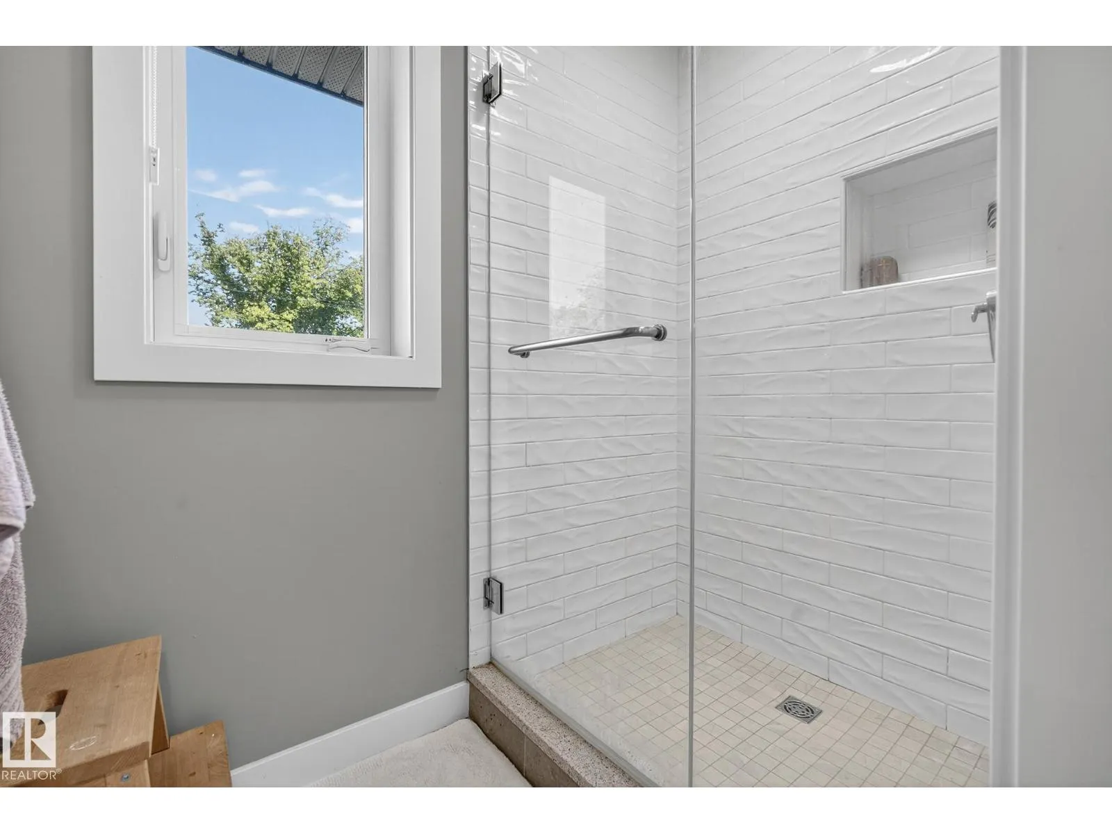 5904 110 ST NW