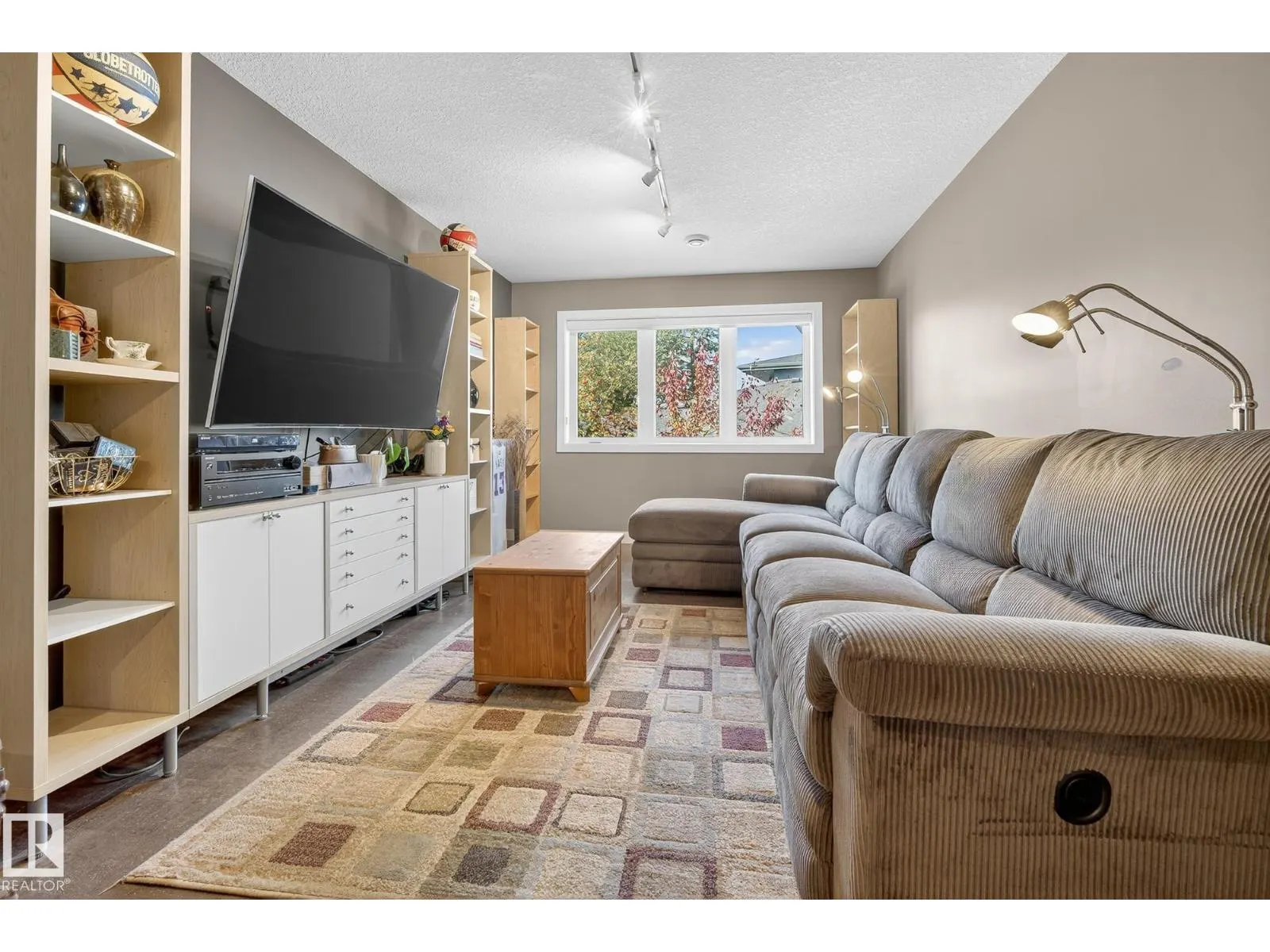 5904 110 ST NW