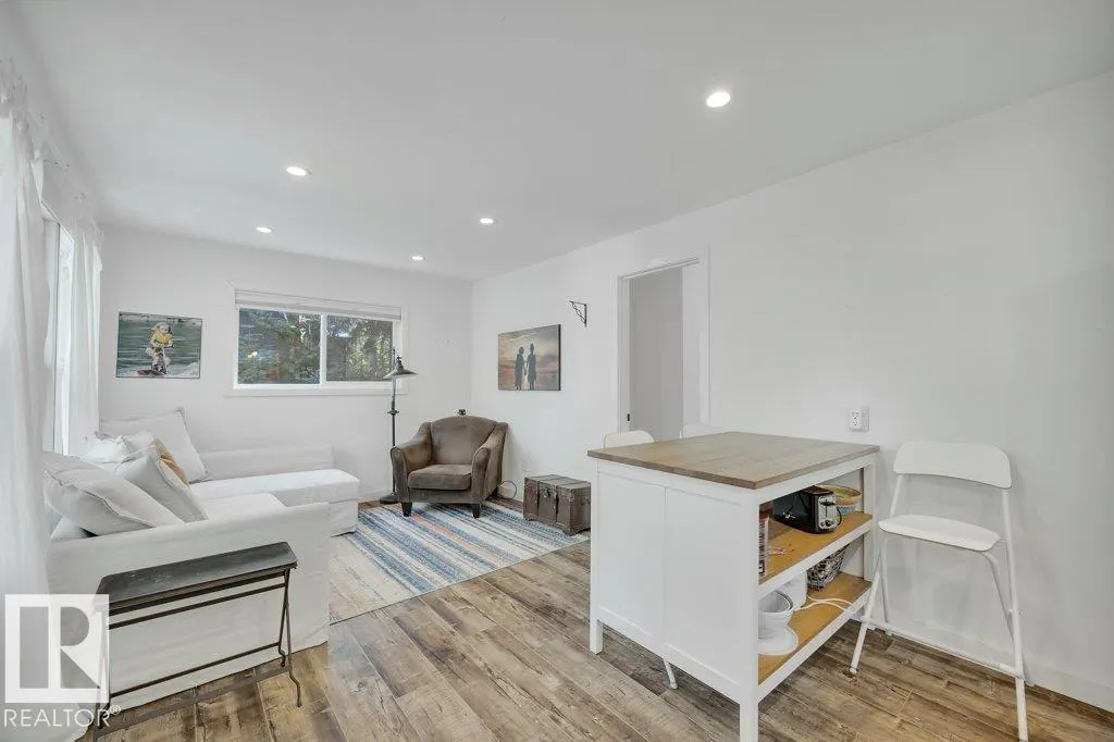 124 Lakeshore DR