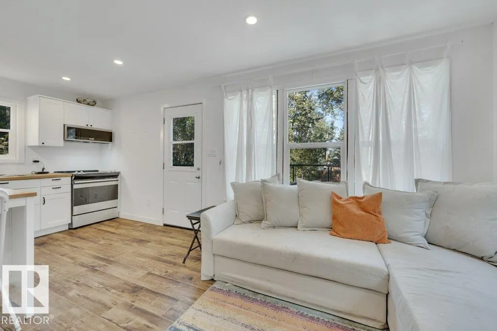 124 Lakeshore DR