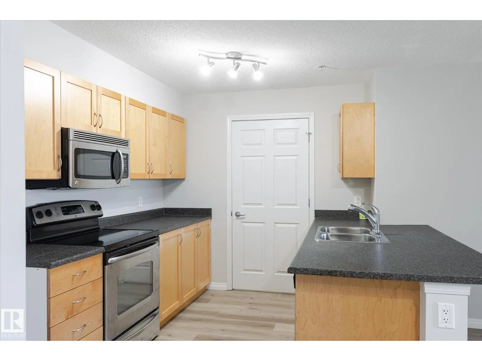 #111 40 SUMMERWOOD BV