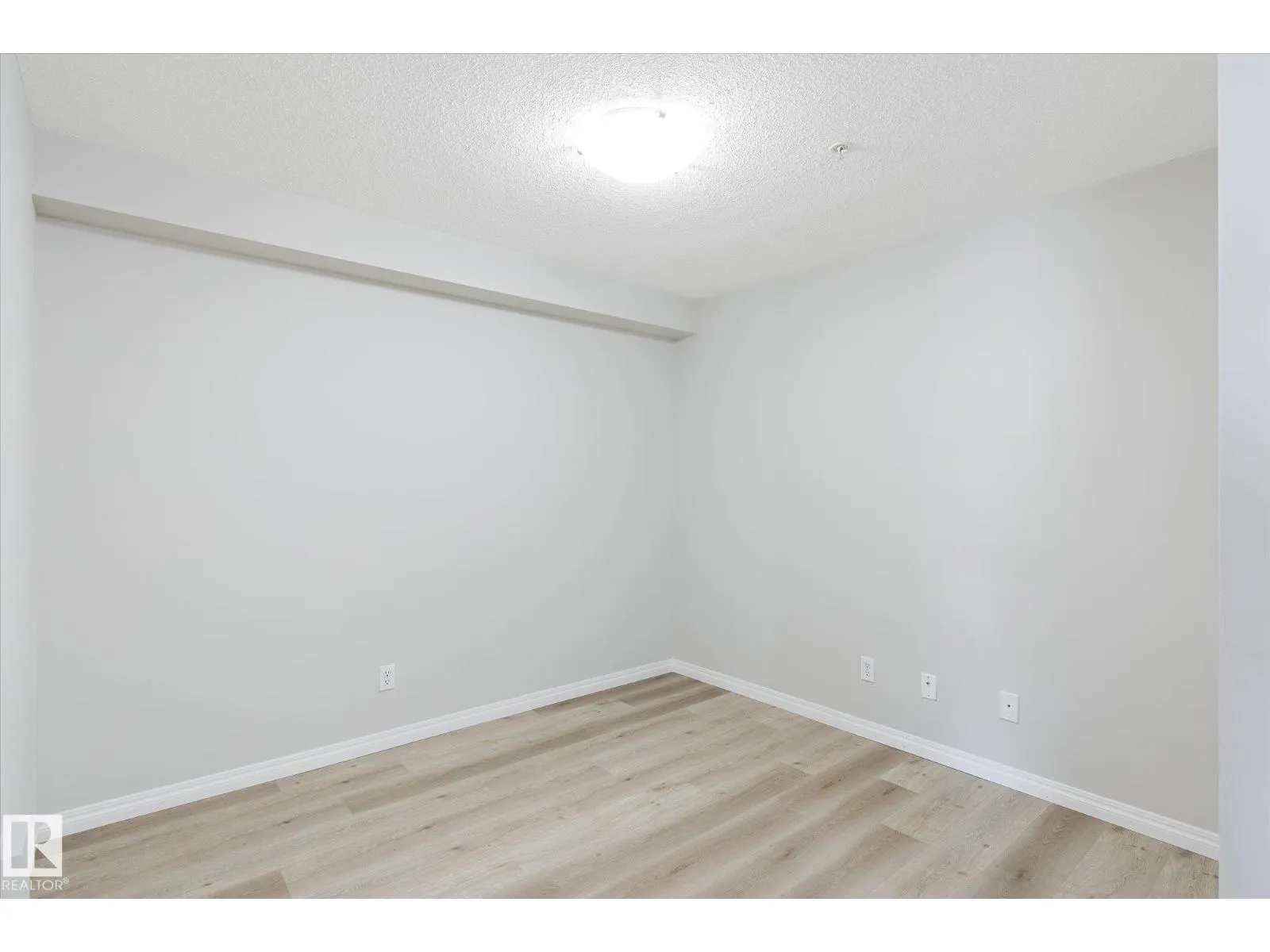 #111 40 SUMMERWOOD BV