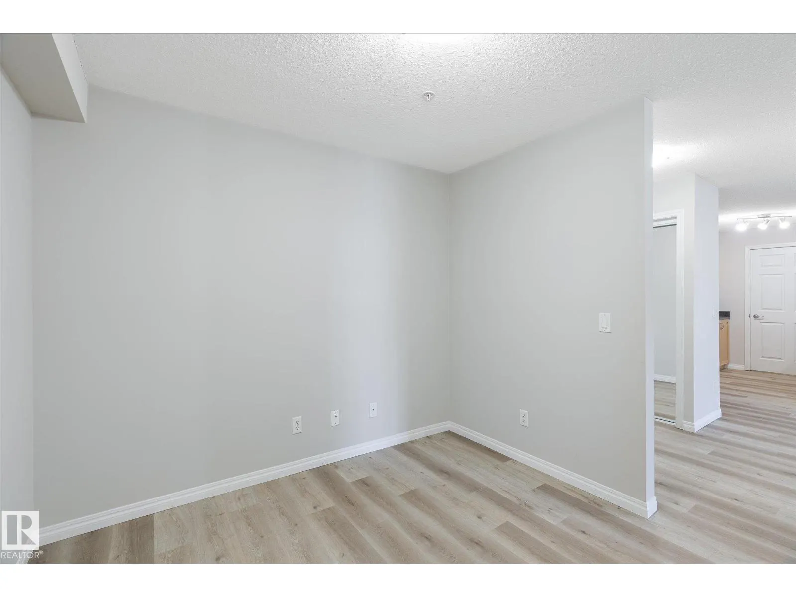 #111 40 SUMMERWOOD BV