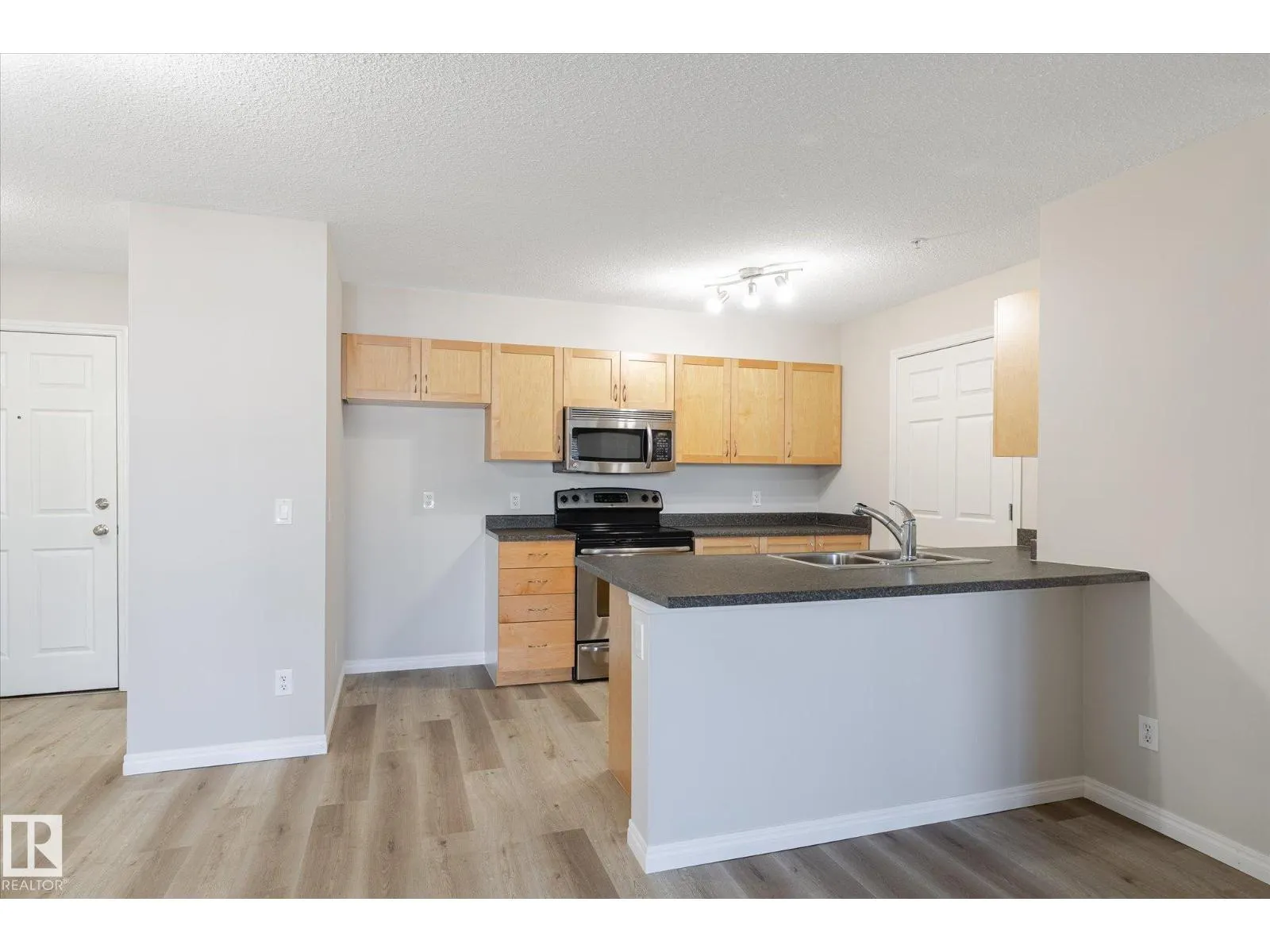 #111 40 SUMMERWOOD BV