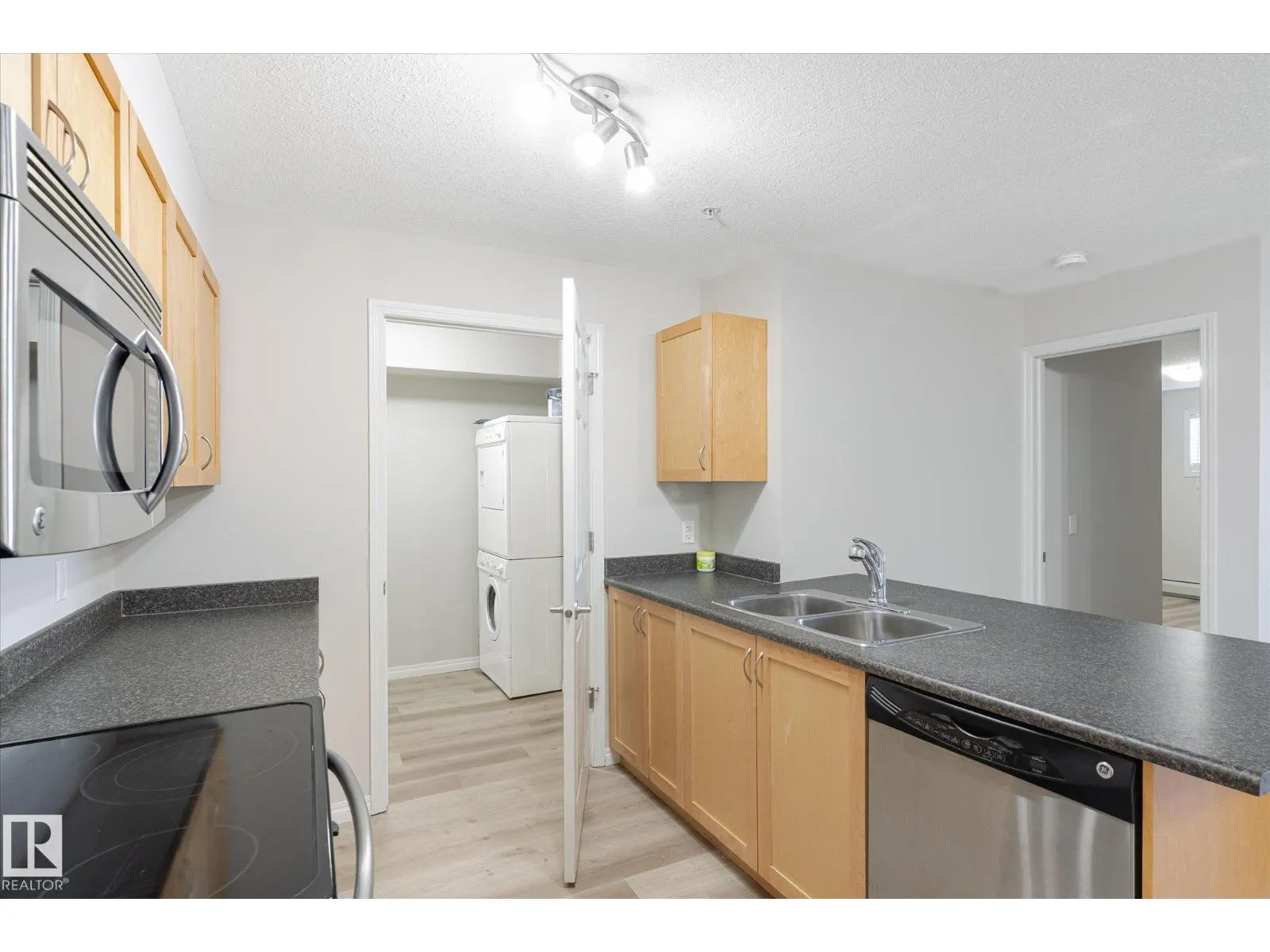 #111 40 SUMMERWOOD BV