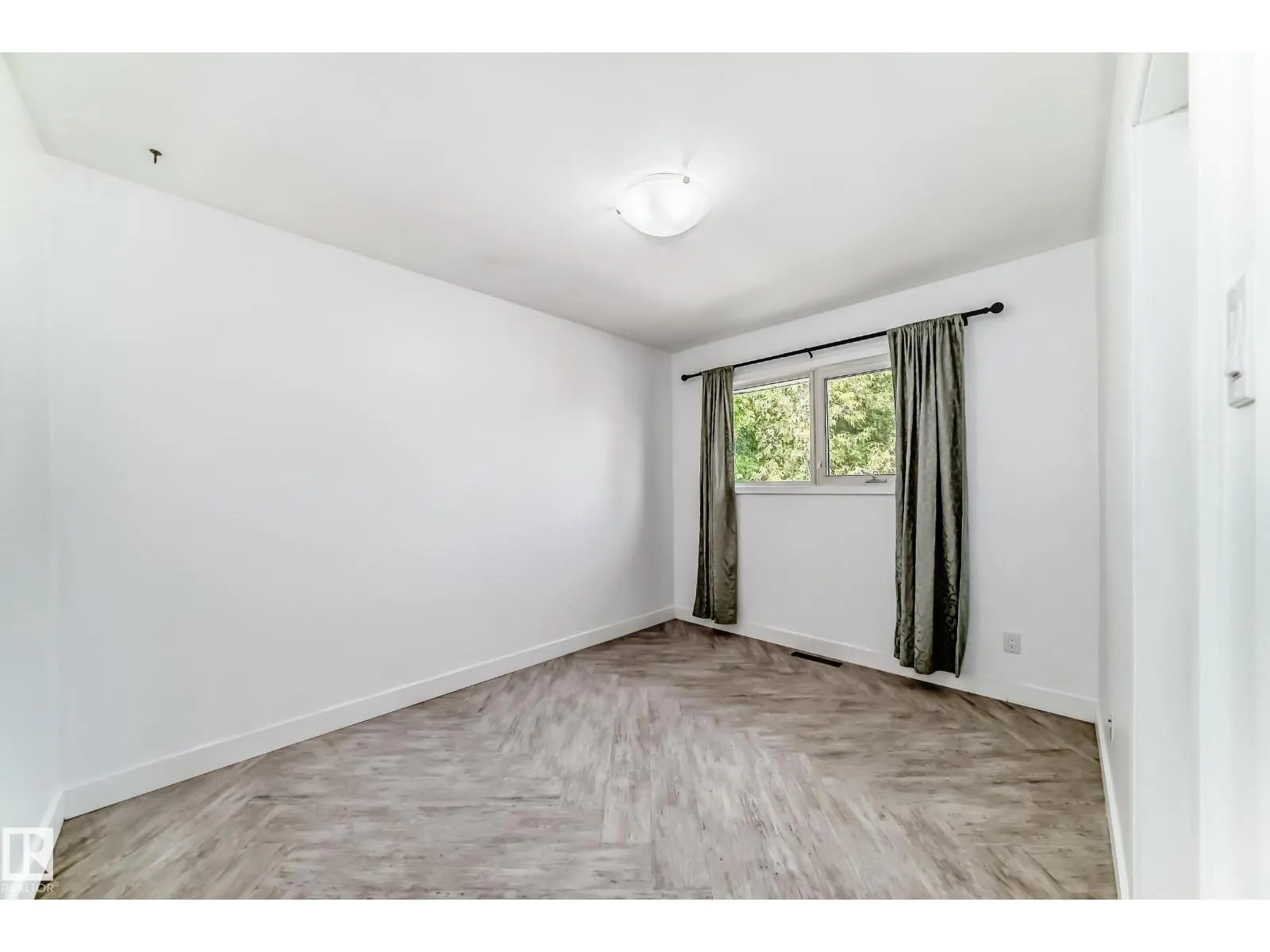 4038 113 AV NW