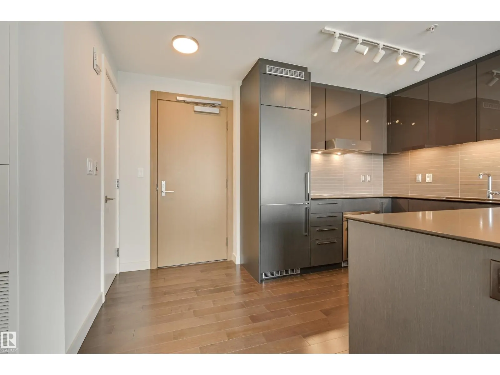 #3412 10360 102 ST NW