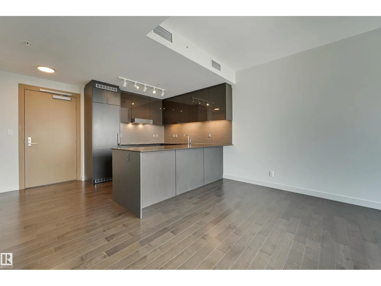 #3412 10360 102 ST NW
