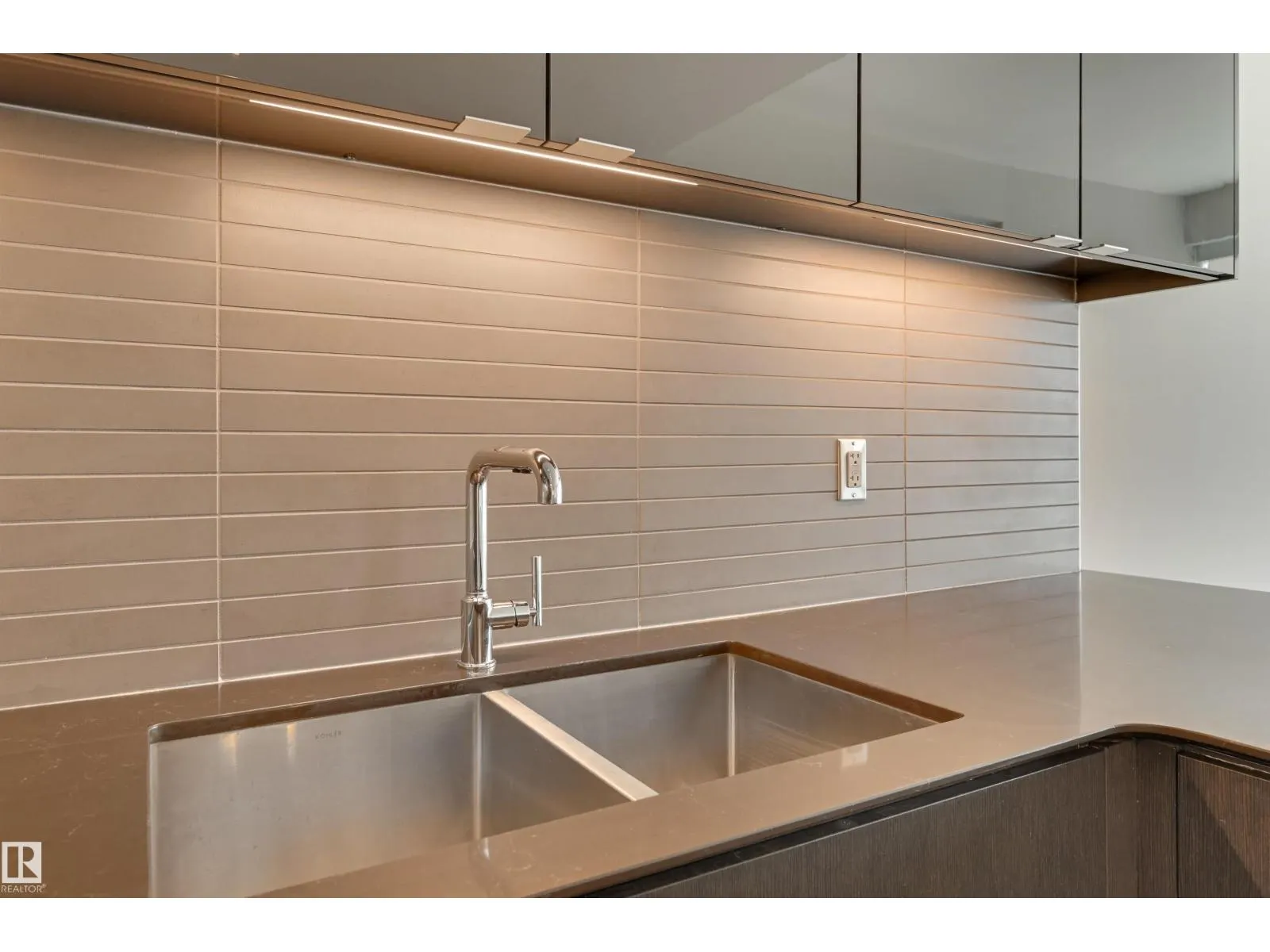 #3412 10360 102 ST NW