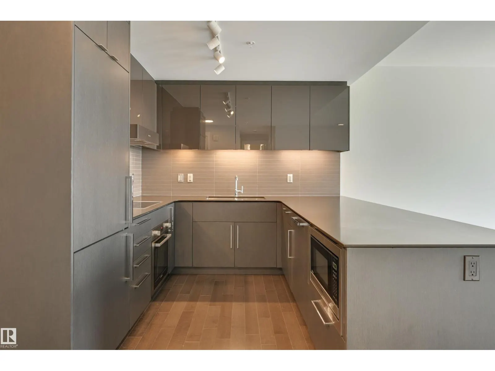 #3412 10360 102 ST NW
