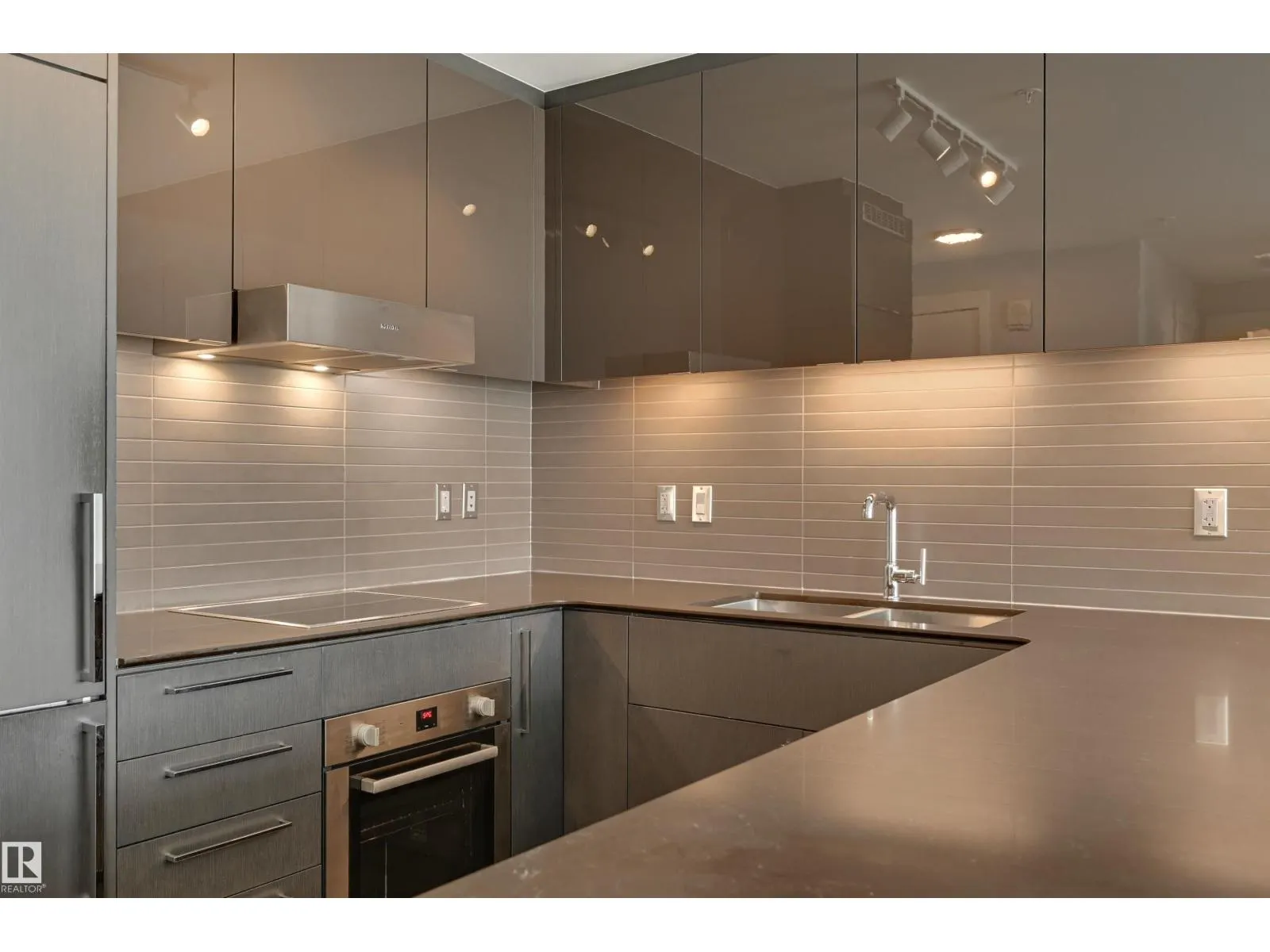 #3412 10360 102 ST NW