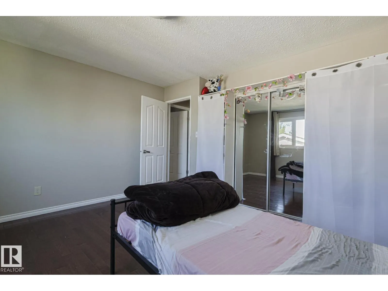 9308A & 9308B 109A AV NW