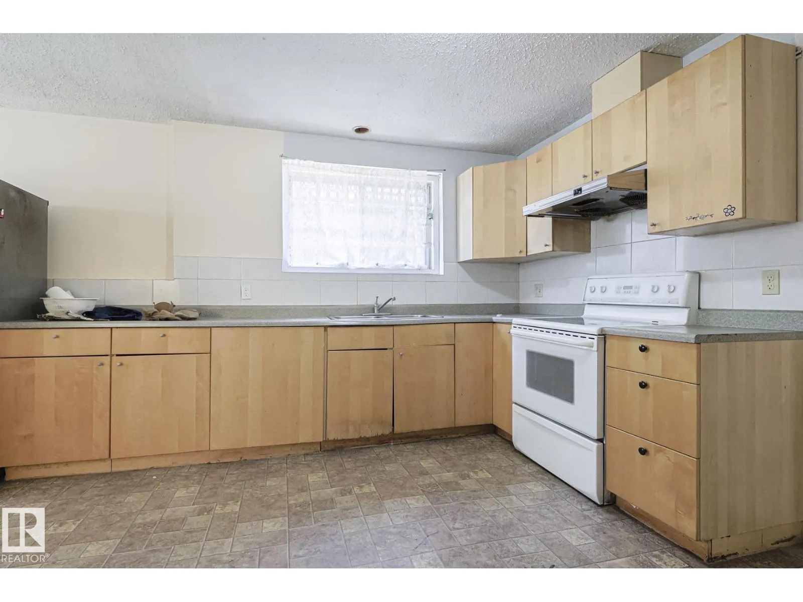 9308A & 9308B 109A AV NW