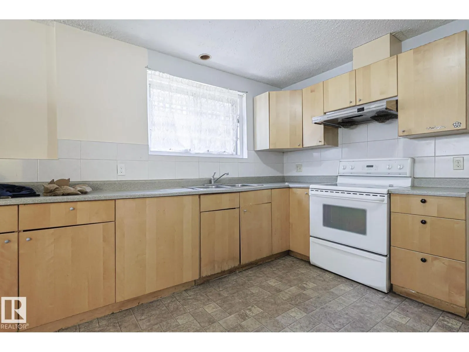 9308A & 9308B 109A AV NW