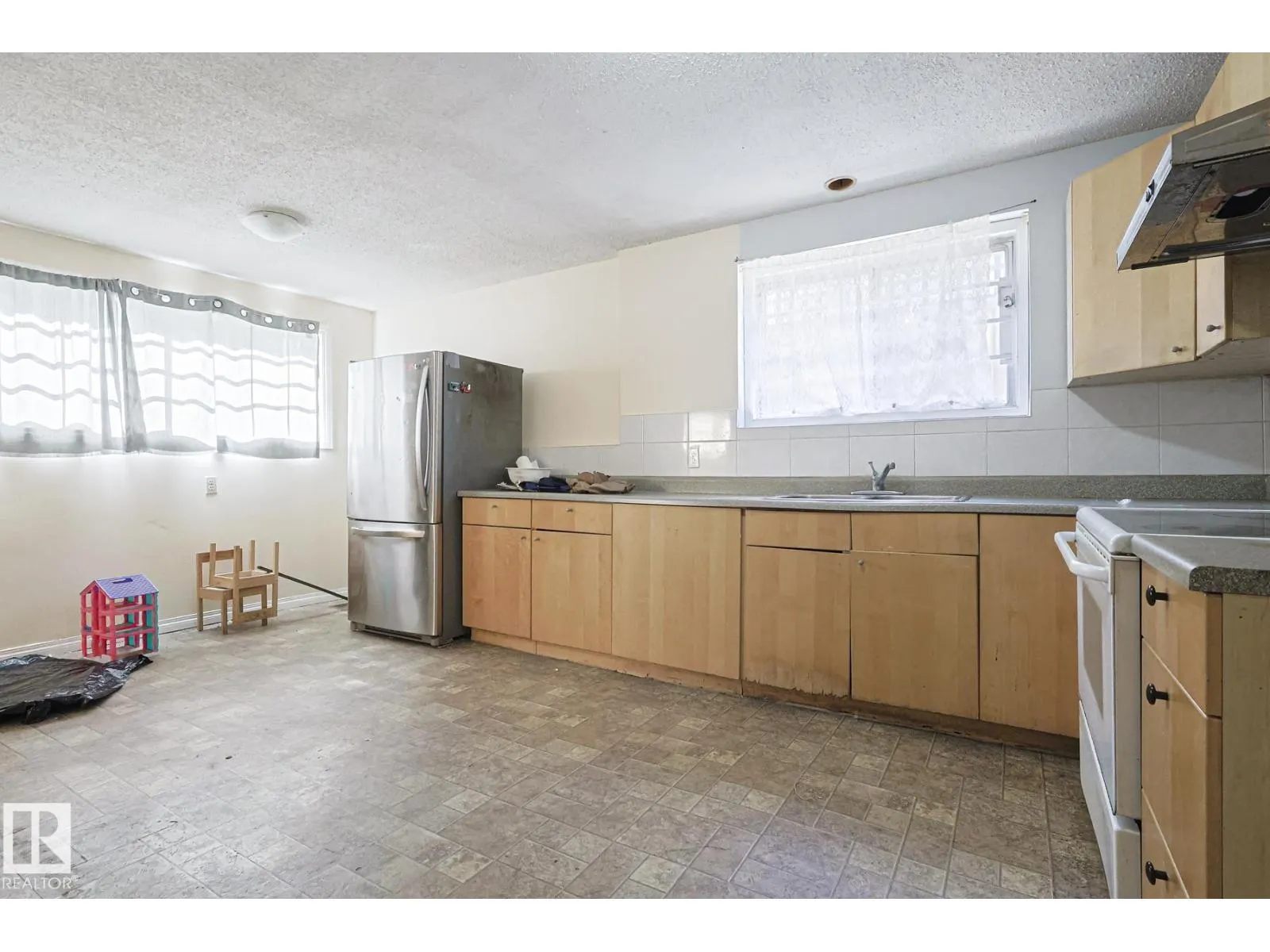 9308A & 9308B 109A AV NW