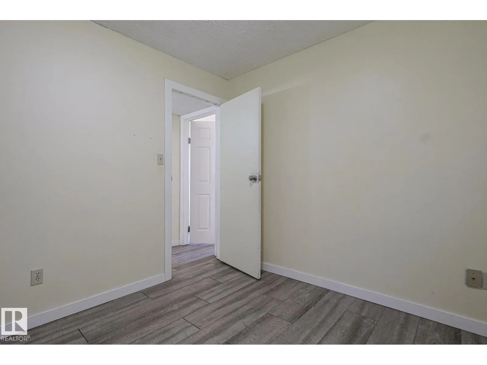9308A & 9308B 109A AV NW