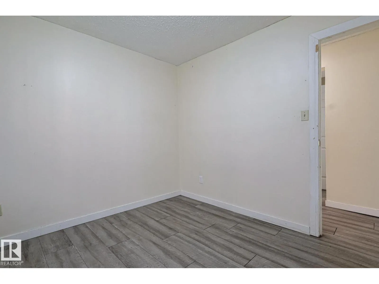 9308A & 9308B 109A AV NW