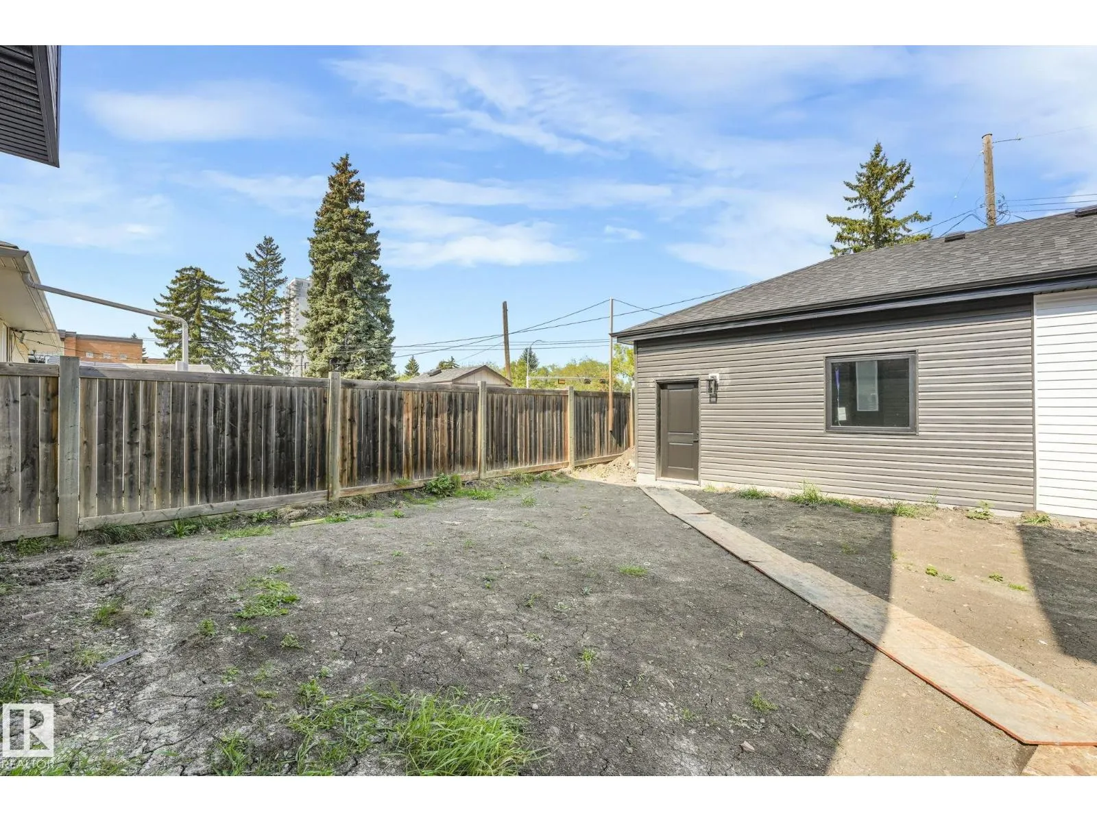 7942 89 AV NW