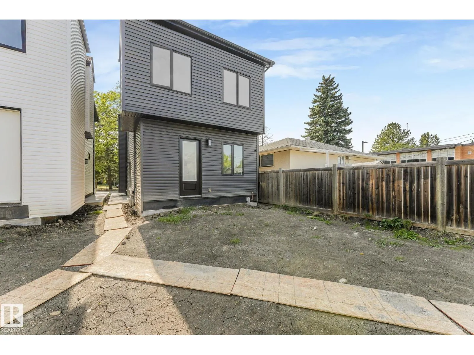 7942 89 AV NW