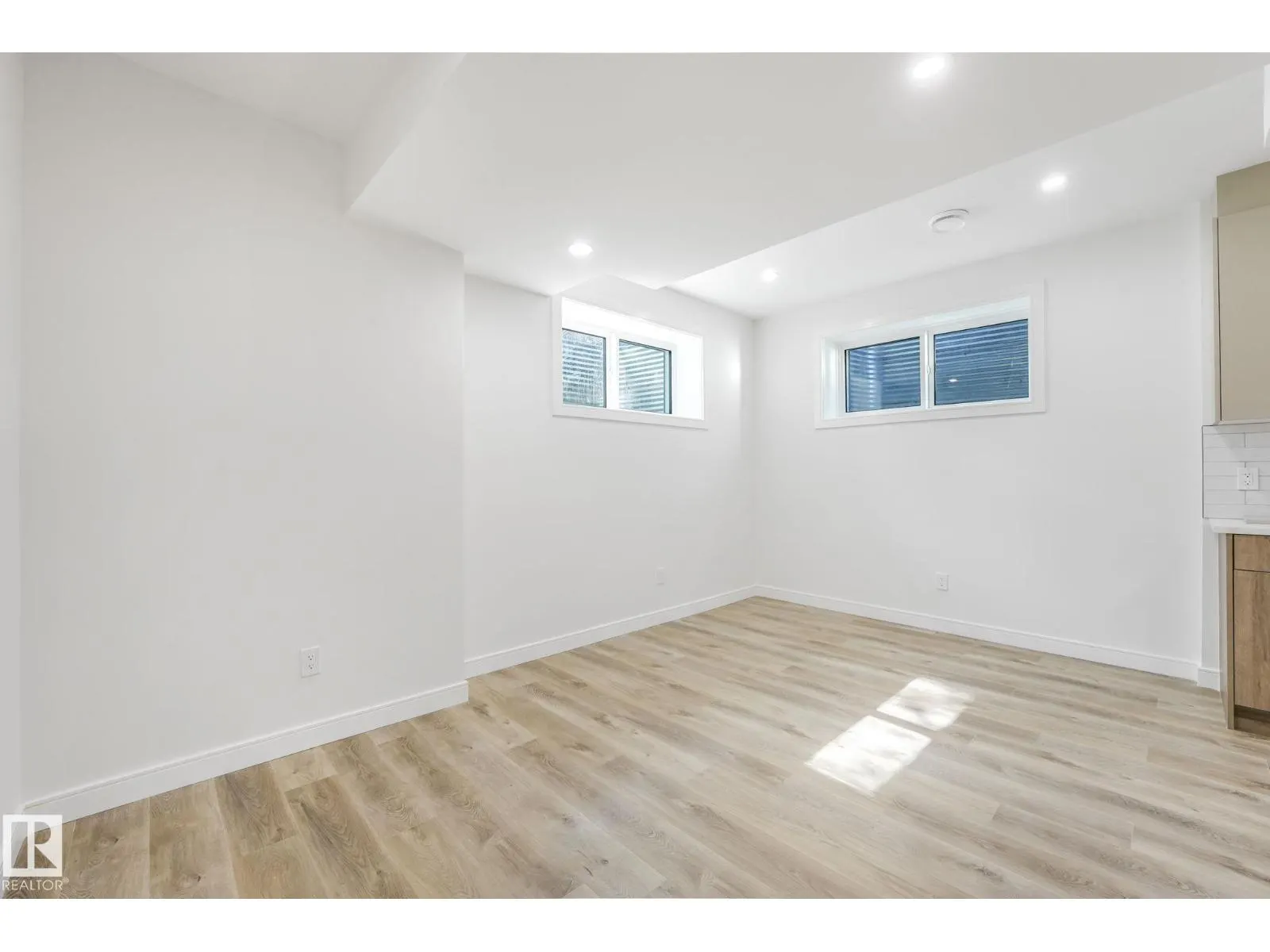 7942 89 AV NW