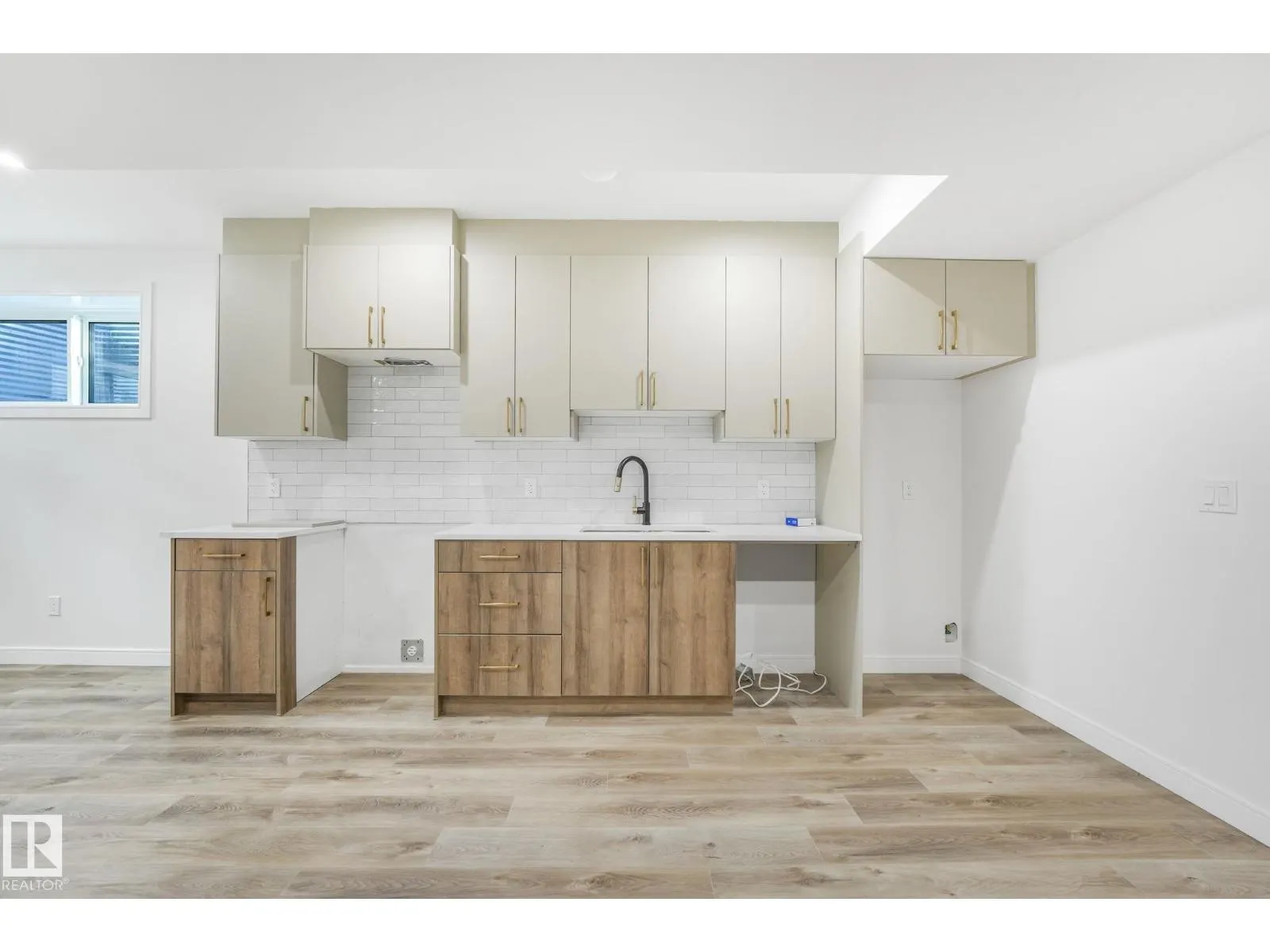 7942 89 AV NW