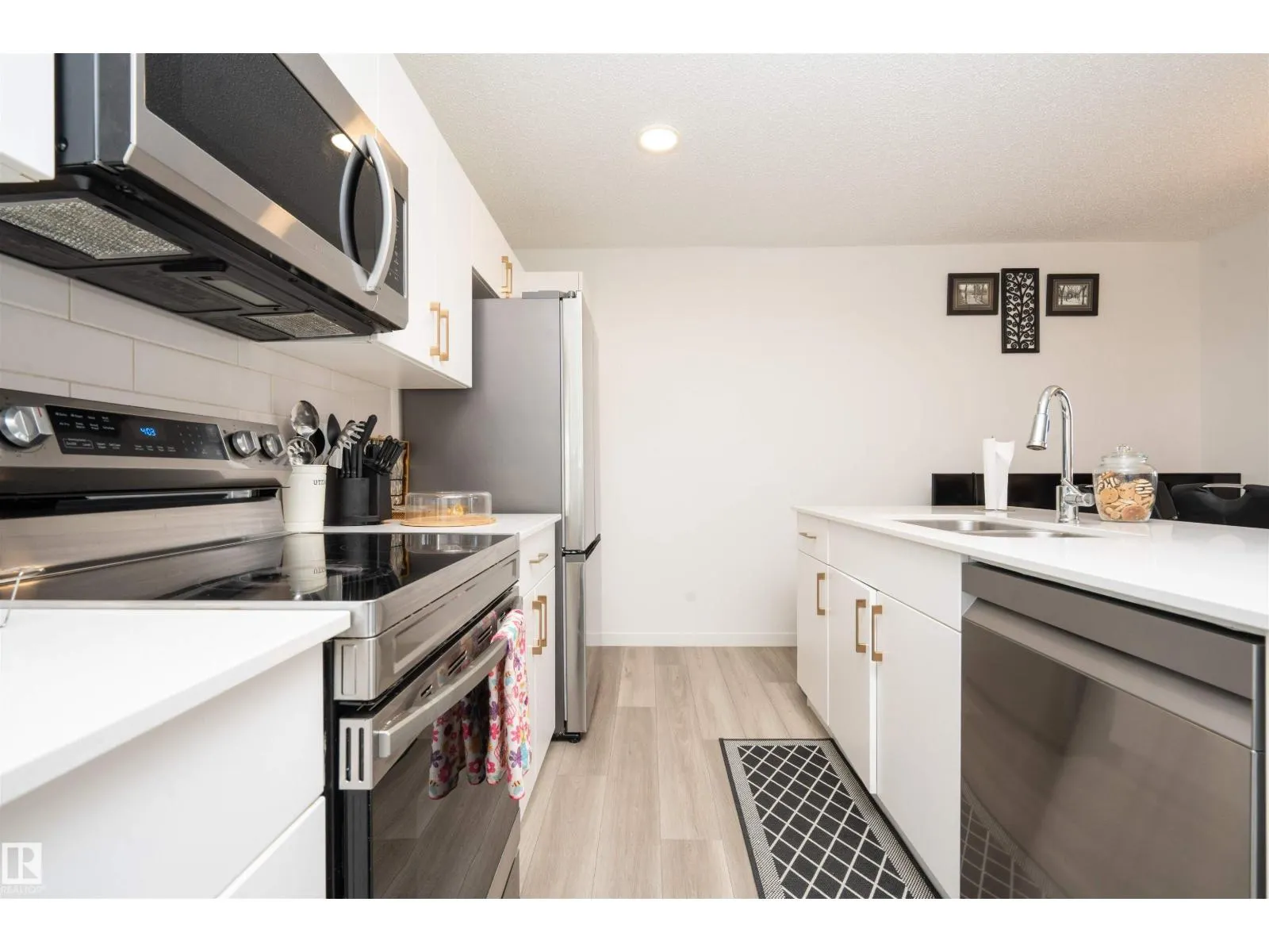 #37 1530 TAMARACK BV NW