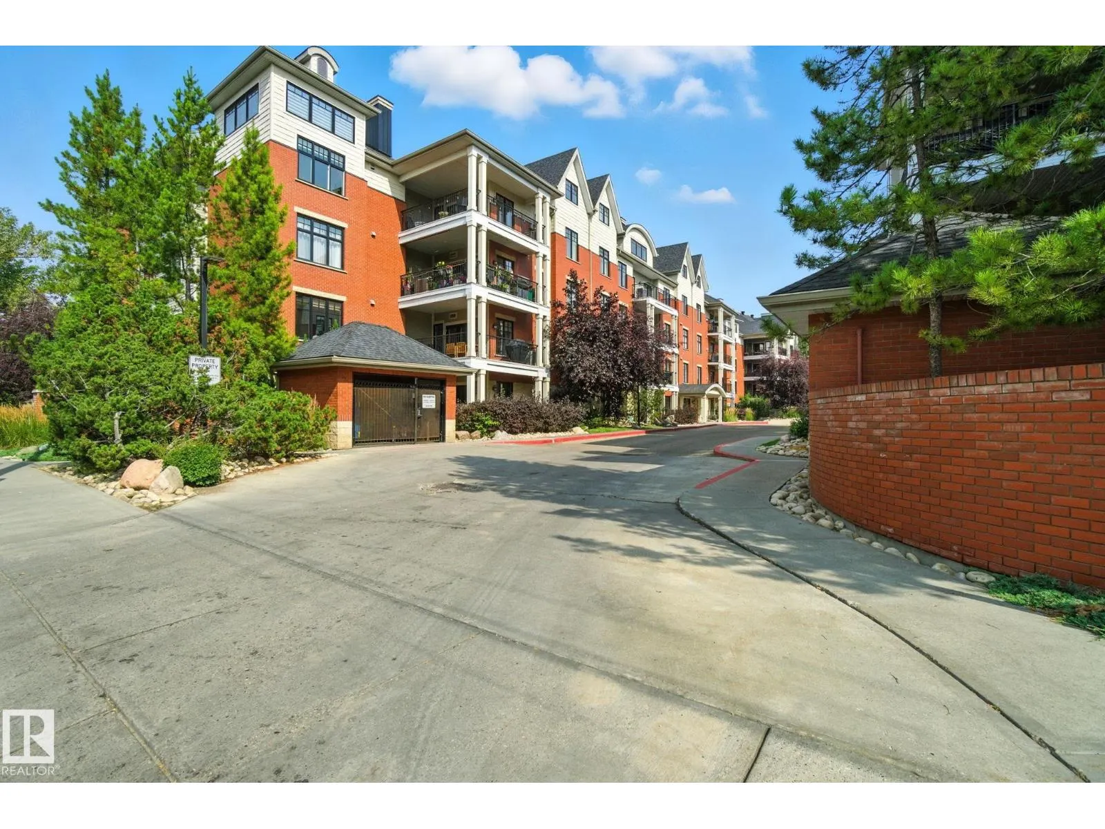 #305 9819 96A ST NW