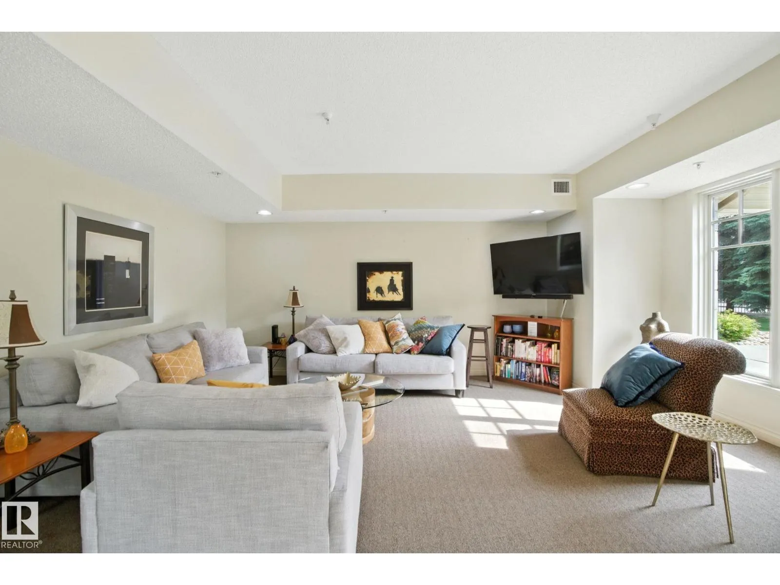 #305 9819 96A ST NW