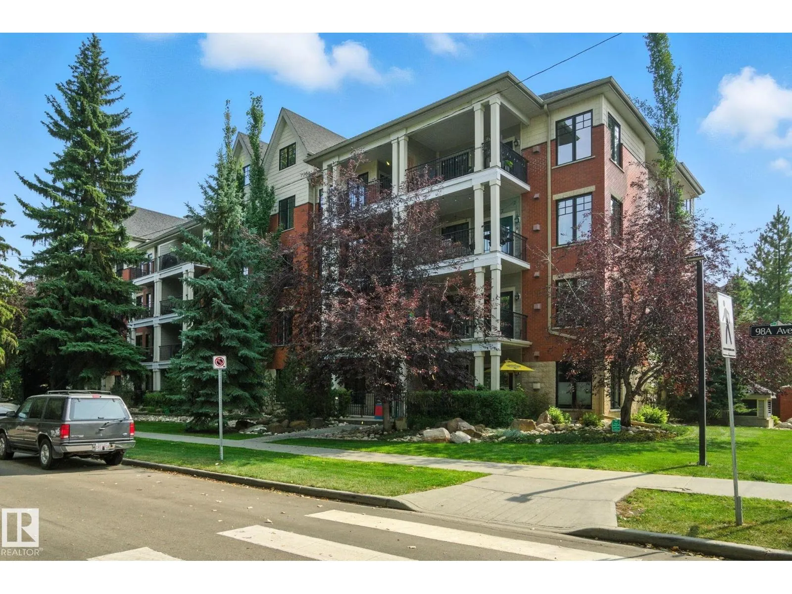 #305 9819 96A ST NW